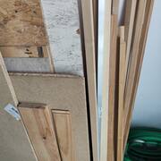 Bricolage je donne chute de bois, baguettes, étagères dans l'état.A prendre rapidement à M
