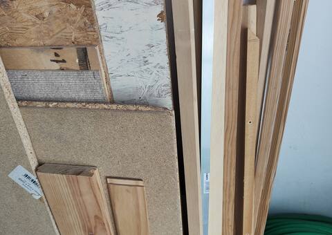 Bricolage je donne chute de bois, baguettes, étagères dans l'état.A prendre rapidement à M