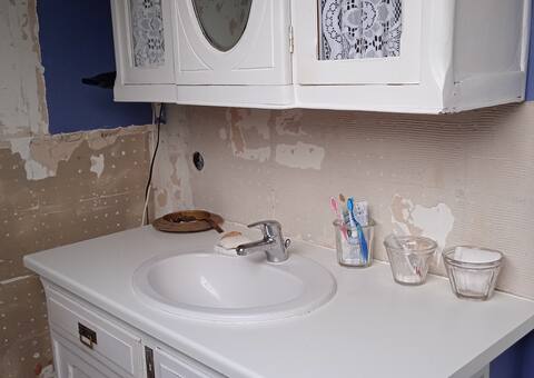 Bricolage ensemble meuble haut et bas de salle de bain avec vasque et robinet