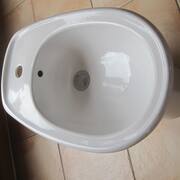 Bricolage bidet porcelaine blanc + robinetterie; parfait état