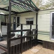 Camping terrasse et haut vent de mobil-home