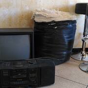 Divers 2 tabourets, petite armoire, tv tube Philips ancien, intérieur futon 2mx1m