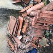 Divers tuiles en terre cuite anciennes et récentes