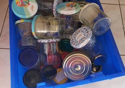 Divers bocaux en verre pour confiture