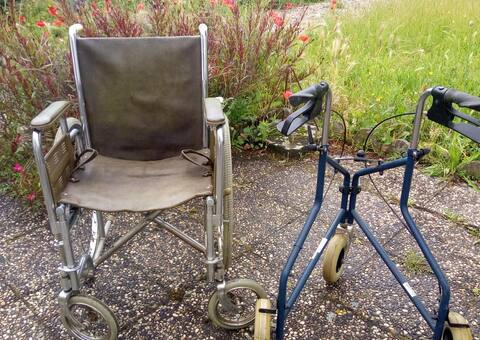 Divers fauteuil roulant et déambulateur