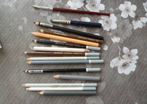 Divers crayons pastels sec , une estompe, 1 pinceau, 1 gomme mie de pain