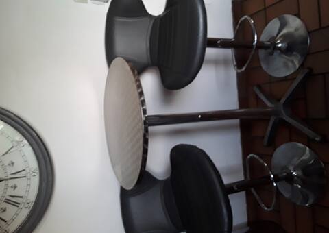 Divers table bistrot avec 2 tabourets