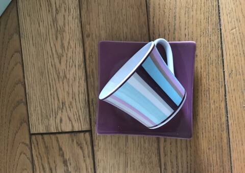 Divers 4 tasses avec soutasses neuves