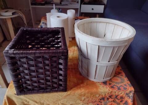 Divers 2 poubelles en bois