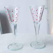 Divers verres à liqueur à pois rouges