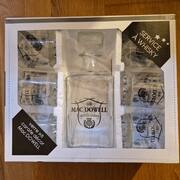 Divers cArafe de whisky et six verres