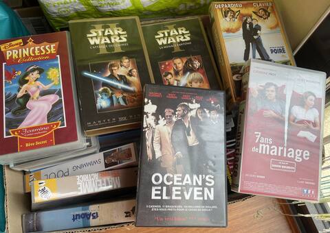 DVD, Film, Cinéma cassettes VHS tout genre URGENT