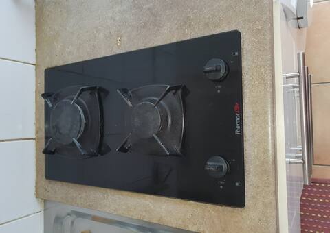 Electroménager plaque de cuisson à feux gaz et son plan de travail