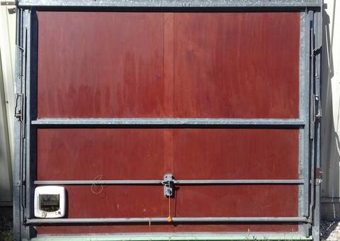 Ferraille, métaux divers PORTE de GARAGE avec son cadre