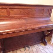 Instruments de musique un beau piano en bois