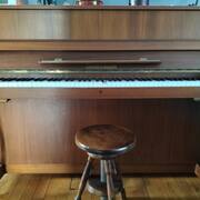 Instruments de musique piano avec travaux