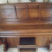 Instruments de musique piano droit couleur acajou de marque FOCKE