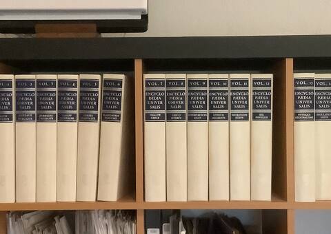 Livres-Revues encyclopédie universalis 1980 + universalia de 1974 -1995