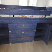 Literie un lit mi hauteur avec plusieurs rangements nts