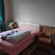 Literie chambre et deux fauteuils en cuir blanc cassé