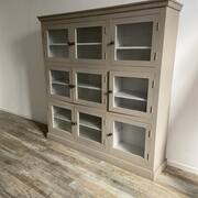 Meubles une très belle armoire vitrée en bois massif