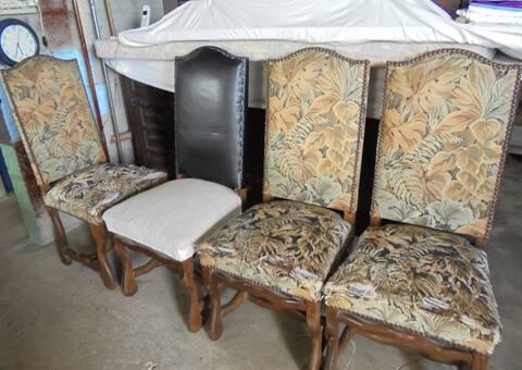 Meubles 4 chaises Louis XIII dont une tissu à restaurer. Très bon état