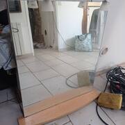 Meubles un miroir salle de bain