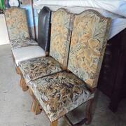 Meubles 4 chaises Louis XIII dont les tissus sont à restaurer. Très bon état