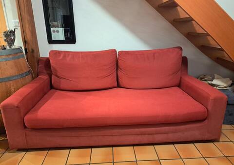 Meubles canapé 3 places rouge en bon état