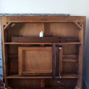Meubles armoire, tables abîmées, sommier 1 place