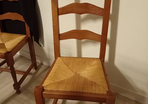 Meubles 4 chaises en bois paillée.