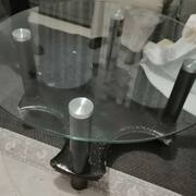 Meubles une table basse en verre ainsi que 3 pouf