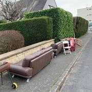 Meubles de canapés; matelas, barbecue, table en bois