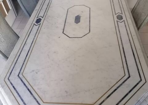Meubles tables en marbre, séjour et salon.