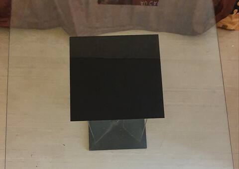 Meubles table basse en verre avec un socle central