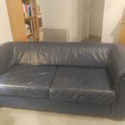 Meubles canapé cuir bleu 3 places bon état et Pouf assorti
