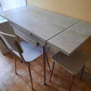 Meubles une table avec tabouret et chaise