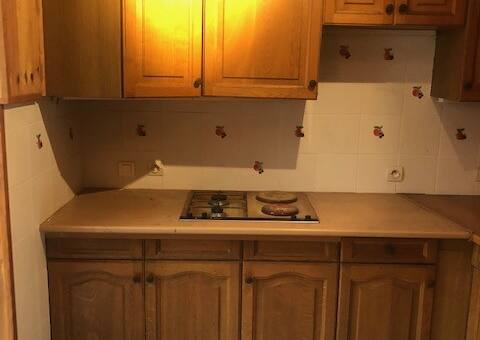 Meubles cuisine en chêne avec plan de travail et plaque de cuisson