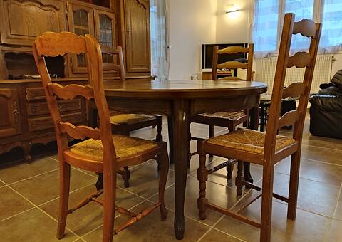 Meubles uRGENT Table très pratique pour 4p. ou 8p.