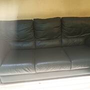 Mobilier canapé cuire vert foncé 3 places bon état