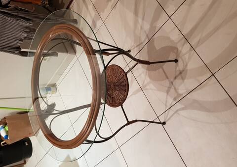 Mobilier table en fer forgé avec plateau en verre.