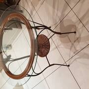 Mobilier table en fer forgé avec plateau en verre.