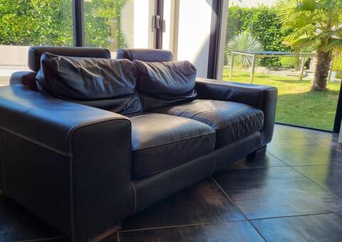 Mobilier deux canapés cuir état moyen 2 fois deux places