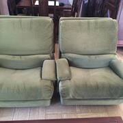 Mobilier 2 fauteuils en velours verts