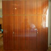 Mobilier une très grande armoire comme neuve, en bois foncé laqué, et aussi un secrétaire