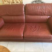 Mobilier canape + fauteuil cuir rouge.