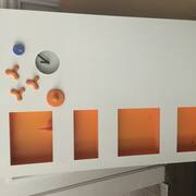 Mobilier grand tableau d’affichage métal IKEA avec horloge cases et accessoires