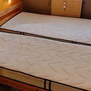 Mobilier 2 lits avec lattes (qq unes a reparer), avec matelats tbe, 90 cm de large.