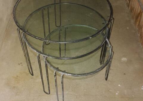Mobilier trois petites tables basses de salon assorties (verre et pieds métalliques léger