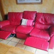 Mobilier canapé en cuir rouge 3 places.